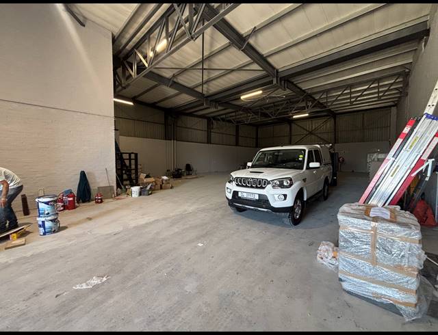 547M² WAREHOUSE TO LET IN STIKLAND INDUSTRIAL